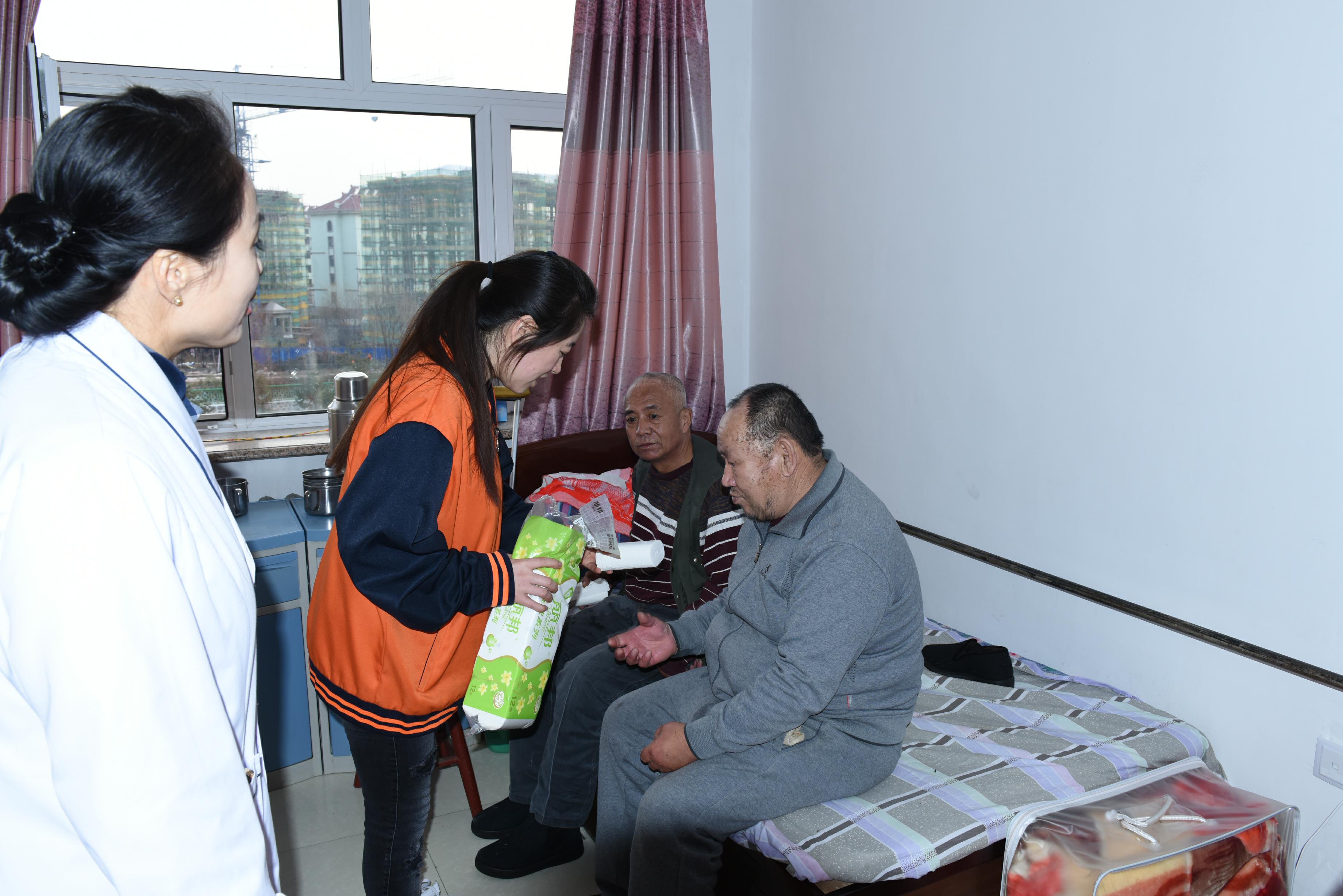 九九重阳，爱在金秋，光明集团电商敬老献爱心