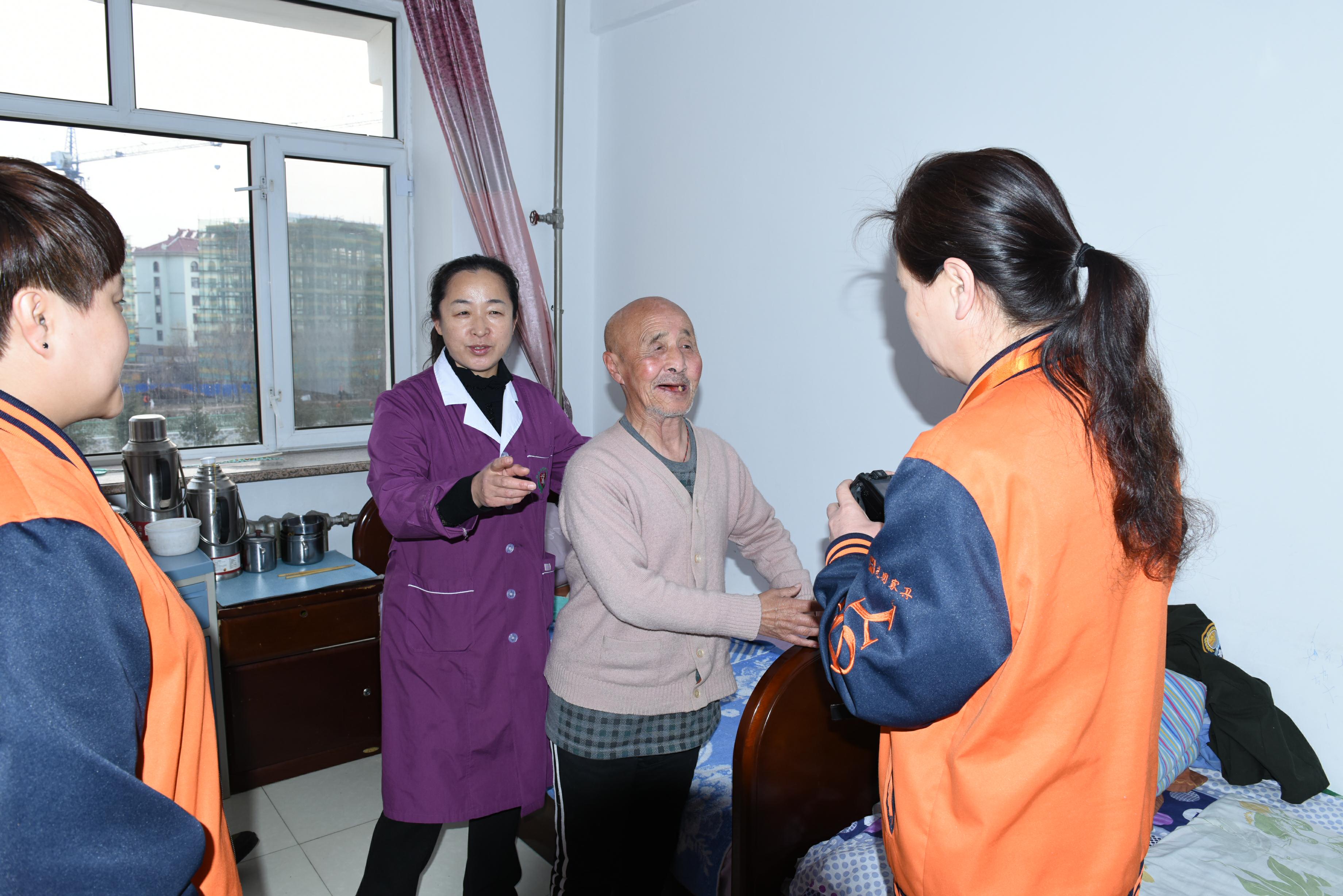 九九重阳，爱在金秋，光明集团电商敬老献爱心