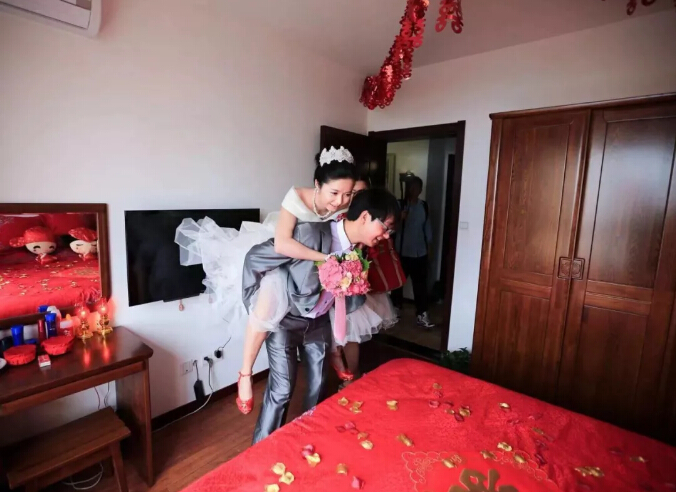 “买套实木家具，送你个老婆！你亏不亏？”
